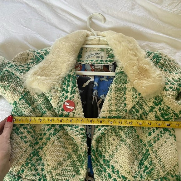 🌿 VINTAGE // MCGINN • green and cream plaid coat with fur collar and silk lining - Picture 8 of 11